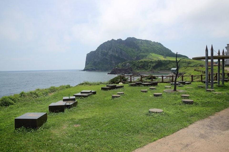 이생진 시비공원에서 바라본 성산일출봉