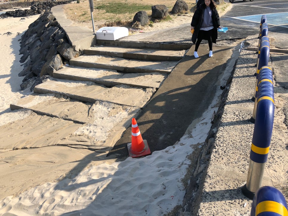 하고수동해변 진입로 내려가는 경사로 계단 옆에 있음. (경사각 15도, 폭 130cm)